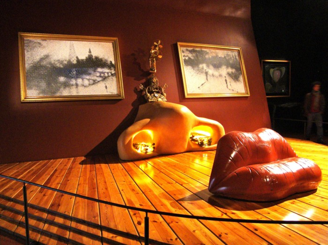 Особа Мей Уест, використане в якості сюрреалістичної кімнати, музей Сальвадора Далі