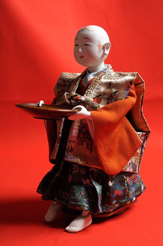 «Лялька, що подає чай»: якщо поставити на піднос чашку з чаєм, вона відвозить її гостю