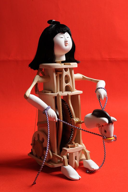 «Харукома-нінгьо», лялька, що зображає дитини, осідлав іграшкову конячку