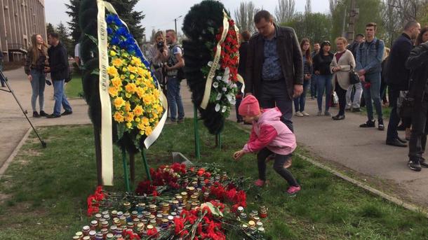 19 квітня 2018, 9:05 Переглядів:   Медики борються за життя пасажирів маршрутки, а можливого винуватця охороняє конвой   Сьогодні Кривий Ріг попрощається з дев'ятьма українцями, загиблими у страшній аварії