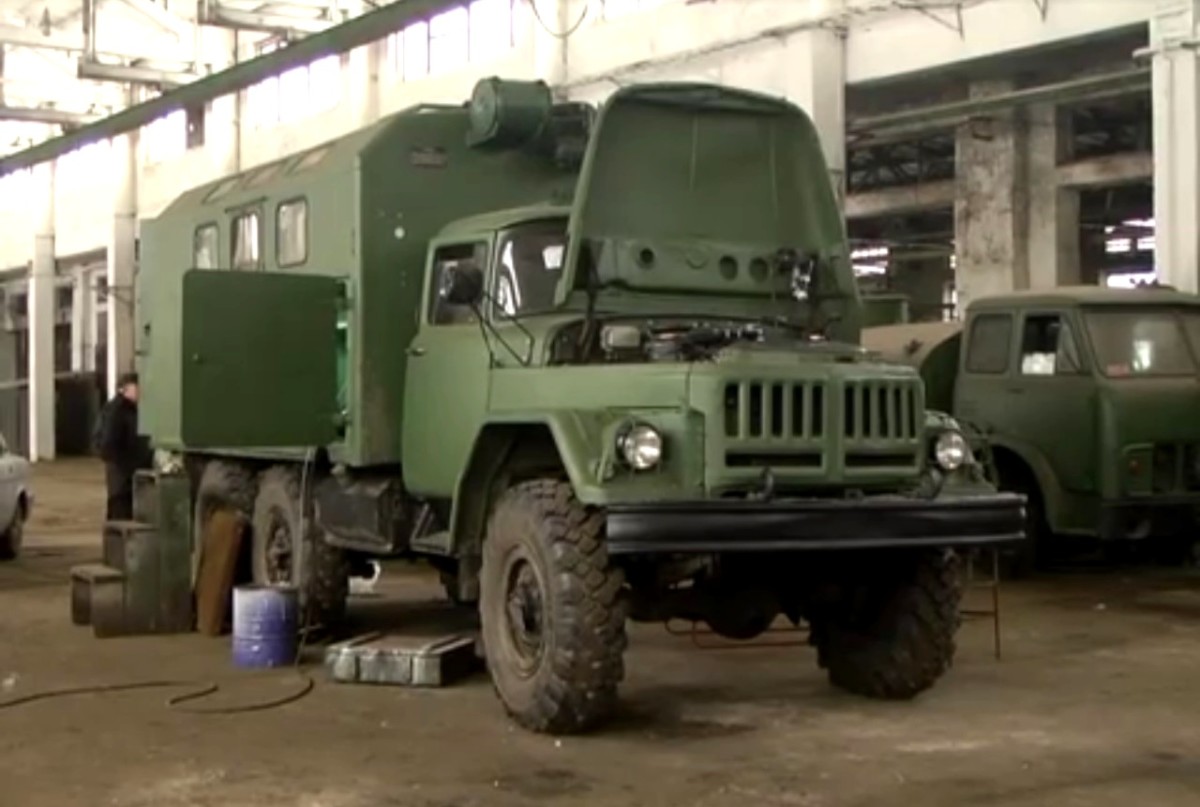 Складність полягала ще й в тому, що потрібно було розробити технічну документацію та інструкцію по експлуатації незвичайної машини, - розповідає директор заводу Микола Чумак