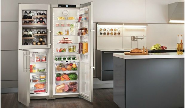 Холодильник таких велетенських розмірів хороший для великих приміщень і великих сімей, які зберігають багато заготовок в морозильних камерах