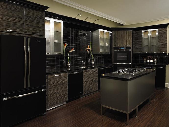 Але чому б не урізноманітнити свою кухню і не вибрати, наприклад, строгий   чорний   холодильник, який відмінно доповнить інтер'єр в скандинавському, готичному або мінімалістичному стилі