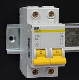 Автоматичний вимикач   (Діфавтомат) підключається до живлячої проводу
