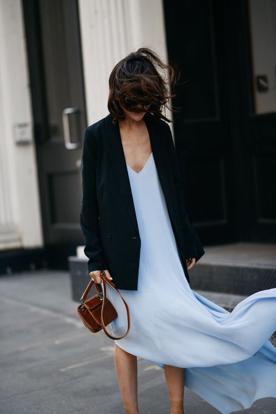 П -люс до всього, блакитне плаття такої довжини - це прекрасний   вечірній образ   , Завершити який допоможуть срібні або золоті аксесуари
