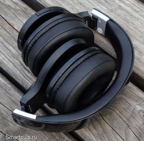 Крім того, навушники забезпечені петлями, завдяки яким їх можна скласти в більш компактний стан: