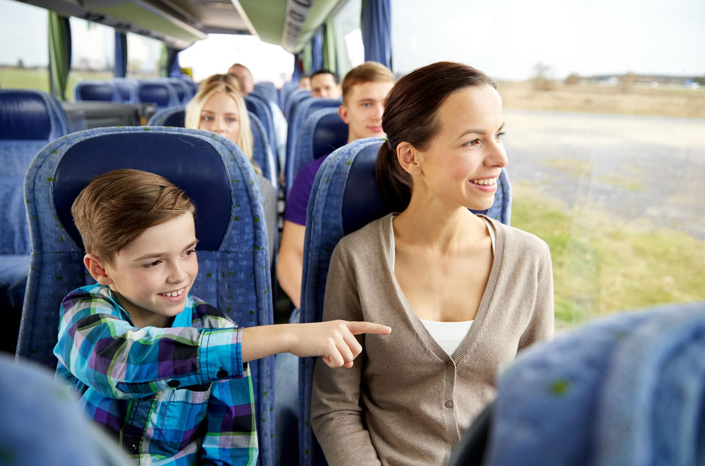 Завдання дорослих - зробити подорож найменш неприємним, а для цього потрібно і дитини до поїздки підготувати, і самим до неї як слід підготуватися
