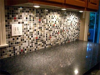 Кухонний фартух, або робоча стінка, є важливим функціональним елементом кухонного інтер'єру, призначення якого полягає в захисті стіни від води, пара, спека, жиру, інших побутових забруднень