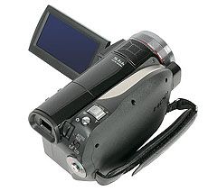 Камера вийшла цілком в дусі часу - дивно компактна для трьохматрична апарату і при цьому щільно нафарширована усілякими високотехнологічними системами