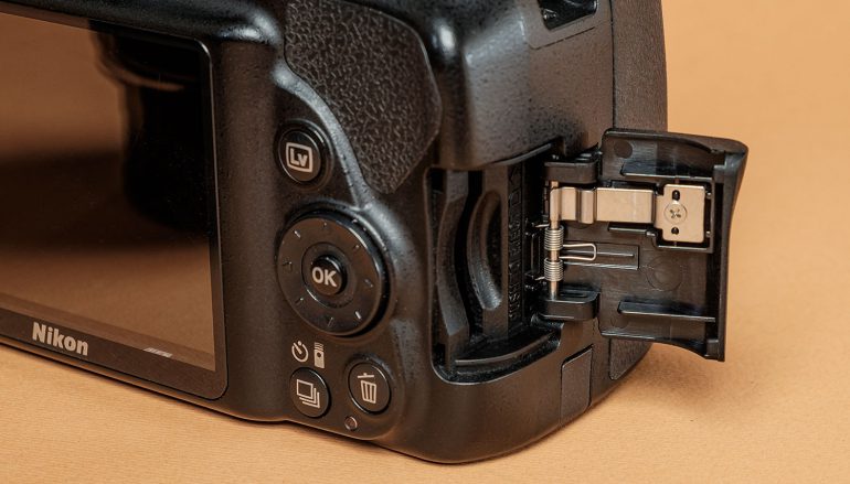 У Nikon D3300 карта пам'яті встановлюється в слот на правій грані корпусу