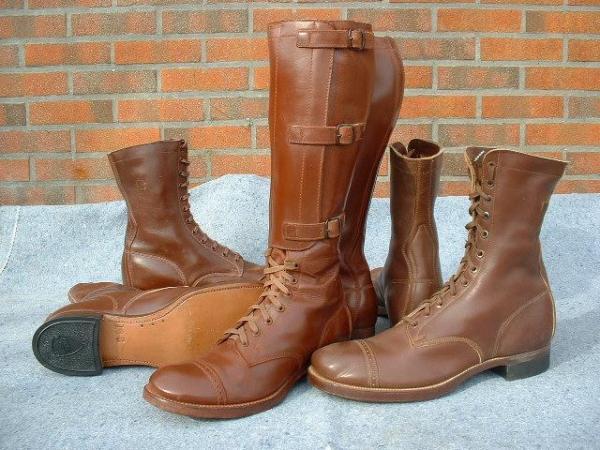 Згодом, вони були обрізані, щоб носити їх як звичайні черевики, але маркування залишилася такою ж, як на повнорозмірних кавалерійських чоботях