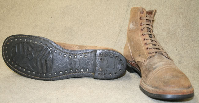 Конструкція черевика була змінена на початку 1943 (відома як тип III) - верх черевика виготовлявся з більш грубою виворотного шкіри, додалося посилення заклепками