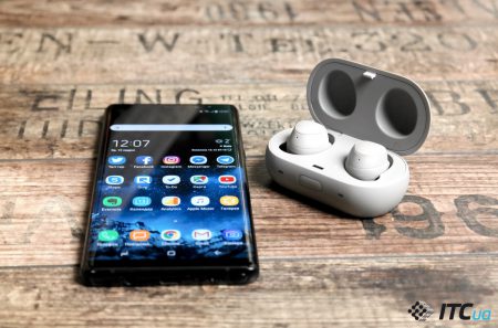 Gear IconX 2018 стали другими повністю бездротовими навушниками у виконанні Samsung